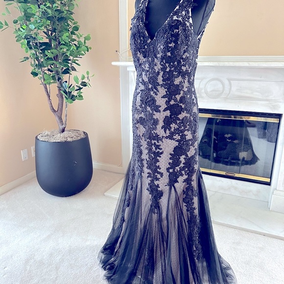 Tadashi Shoji Black Lace Gown – Elegant Formal Evening Dress (Size 10) - Picture 3 of 10